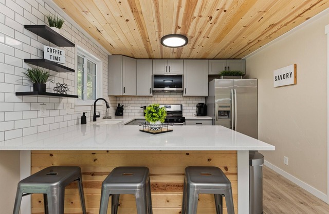 Modern Eagle Retreat|Fully Furnished|MTR Friendly