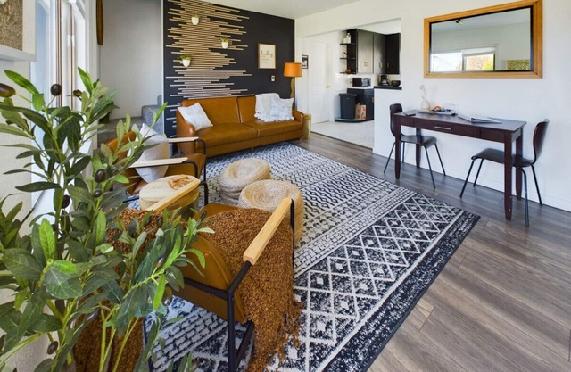 Charming 3BR Vintage Cottage in Corvallis - Your Retro Escape Awaits!