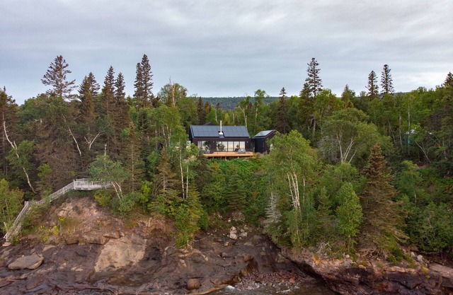 Modern, eco-friendly home on Lake Superior and 5 min to Lutsen ski hill!