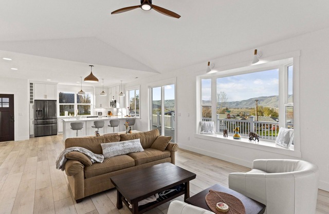 Modern Elegance, Open Concept, Peaceful, Luxurious...Traveler's Sanctuary!