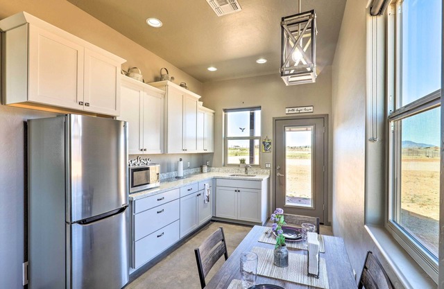 Modern Elgin Home: Walk to Wineries + Pets Welcome