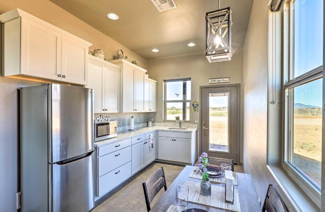 Modern Elgin Home Walk to Wineries and Pets Welcome