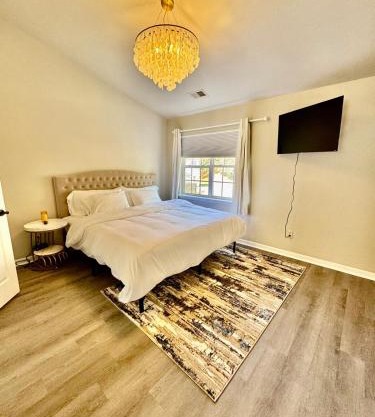 Modern Entire 2-Bedroom House for 6 Guests at University City