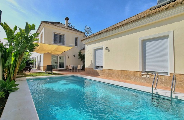 MODERNE VILLA MIT POOL IN DER NÄHE DES STRANDES 10/12 MENSCHEN