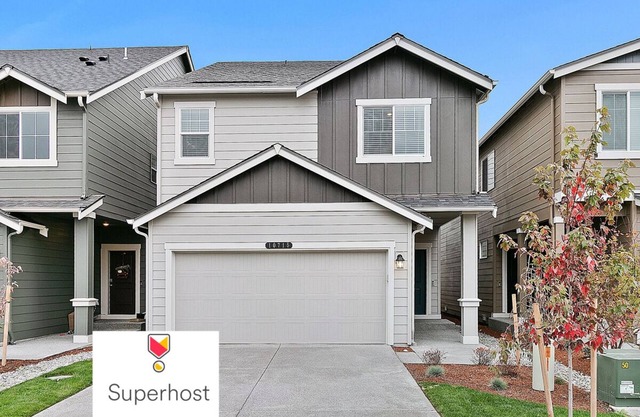 Modern Escape | Spacious 4BR Home for Families, Groups & Business Travelers