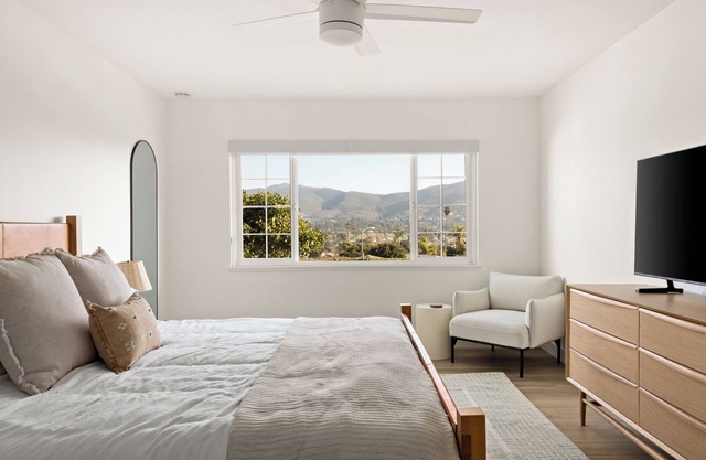 Modern Escape w/ Views. Walk to Lake, Resort, Golf & Dining. Pet Friendly