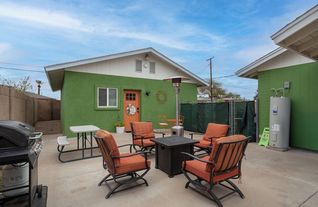 Modern family-friendly 2BR guesthouse with full kitchen and washer/dryer.