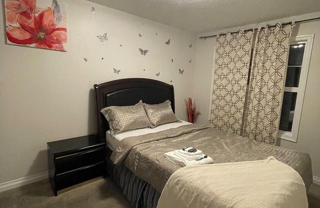 Modern Family Friendly Home 10min YEG Airport - FREE WIFI+ NETFLIX