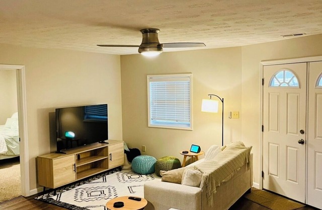 Modern family-friendly home - walk to WVSU and Shawnee Sports Complex