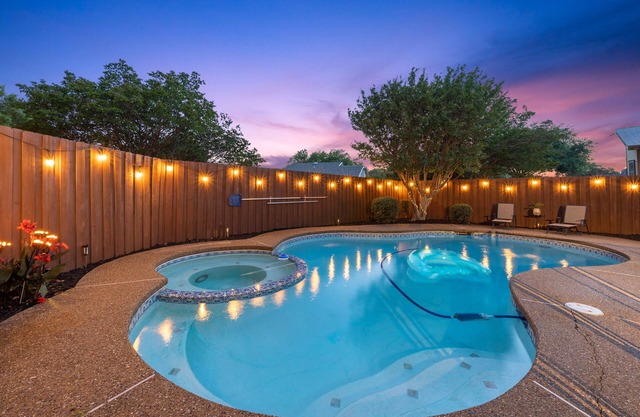 Modern Family Haven, Pool, Game Room,Sky Lit Atrium,5 bedrooms,King beds,3 baths