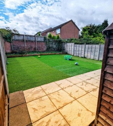 Modern Family Home Parking Private Garden