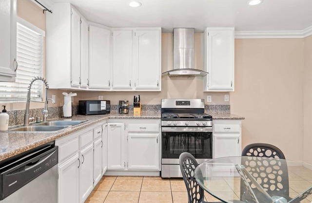Modern Family Home w Full Amenities Near ONT