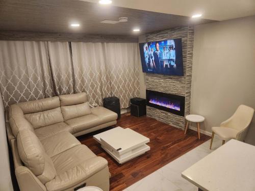 Modern Family Home with guest heat garage, Pet-Friendly!- NO BASEMENT