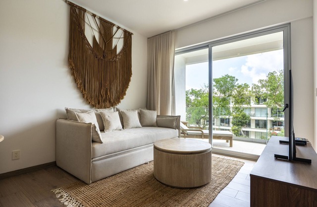 Modern, family-friendly condo with pool view, full kitchen & WiFi