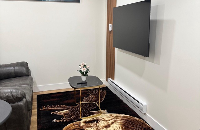 Modern Family Suite with Free Parking, Near Malls, Parks & Transit