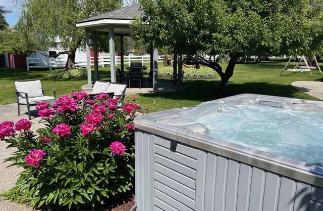 Modern Farm House- 1-Acre Yard with Hot Tub, Gazebo, BBQ