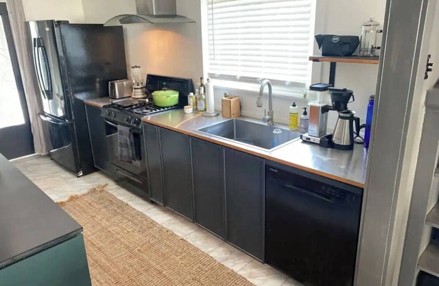 Modern Farmhouse 2-bedroom house in Vallejo with WiFi access