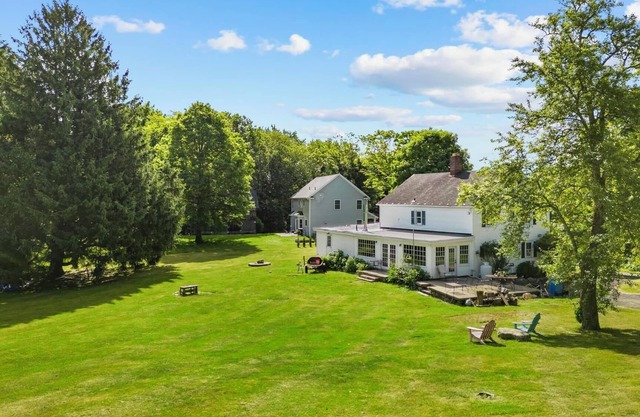 Modern farmhouse in Shelton with WiFi, 4 bedrooms, lake & hiking nearby!