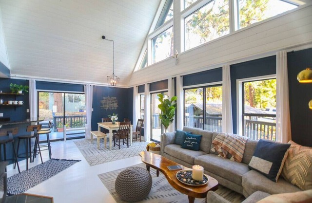 Modern Farmhouse on 11 acres of woodland w hot tub