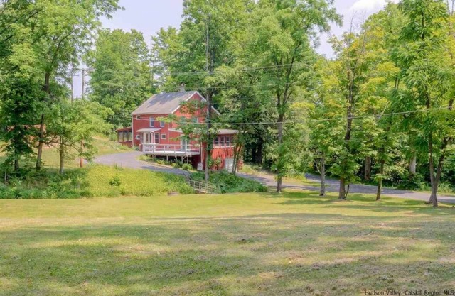 Modern Farmhouse; Quiet, Eclectic,Cozy, Fun, situated on a peaceful Creek.