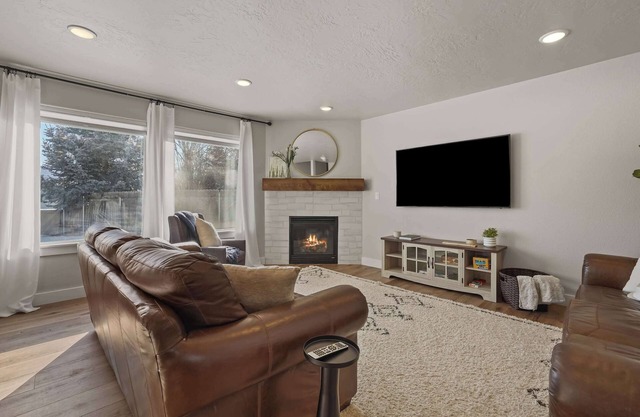 Modern Farmhouse Retreat | 5BR | With Pool Views