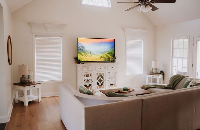 Modern Farmhouse Retreat Mid-Term Stay Pet Friendly