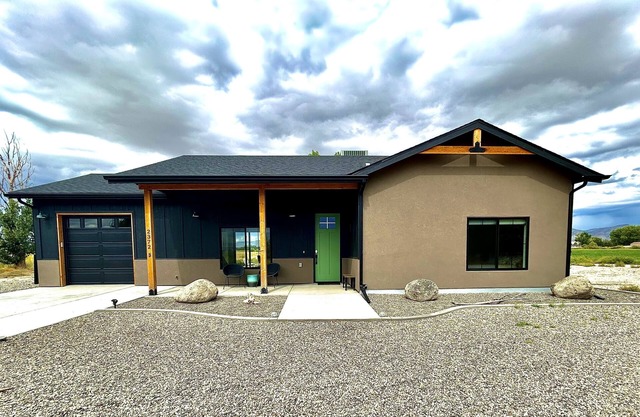 Modern Farmhouse w/Privacy, Views and Hot Tub!