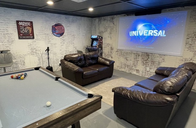 Modern Farmhouse w/Gameroom and theater room close to everything