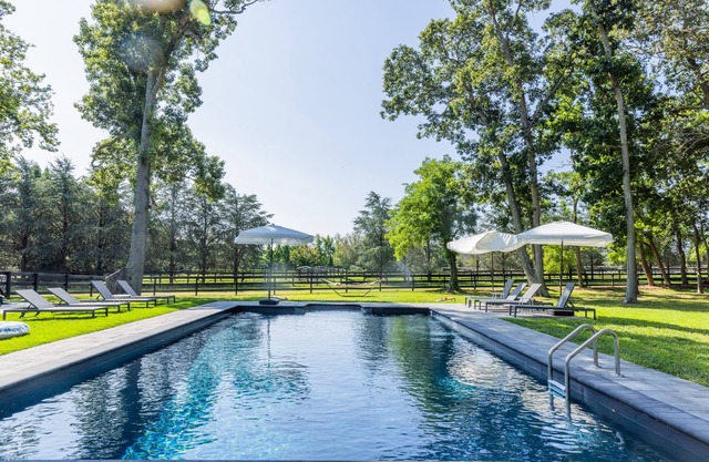 Modern farmhouse w/ heated pool, beach, horses and winery in heart of North Fork