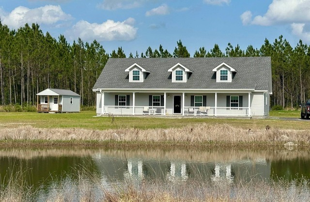 This farmhouse is a 4 bedroom(s), 2 bathrooms, located in Millwood, GA.