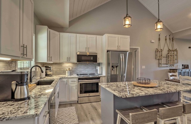 Modern Farmhouse w/Exercise Room, Mtn Views