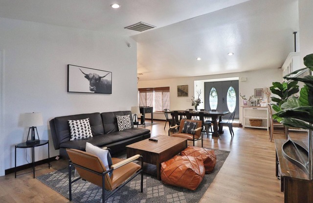Modern Farmhouse Walkable To Amenities!