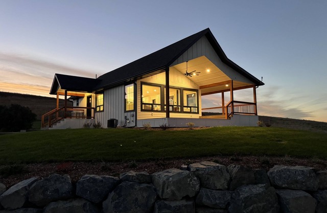 Modern Farmhouse with Breathtaking Views!