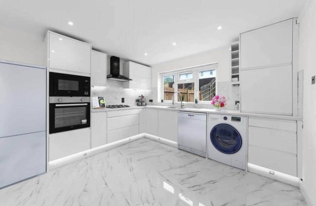 Modern Fashionably Refurbished 4 bedroom Home with Wi-Fi