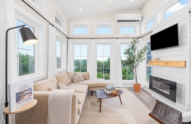 Modern, Fast Wifi, Great Views near Downtown!