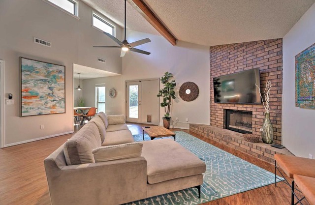 Modern Fayetteville Home Less Than 1 Mi to U of A!