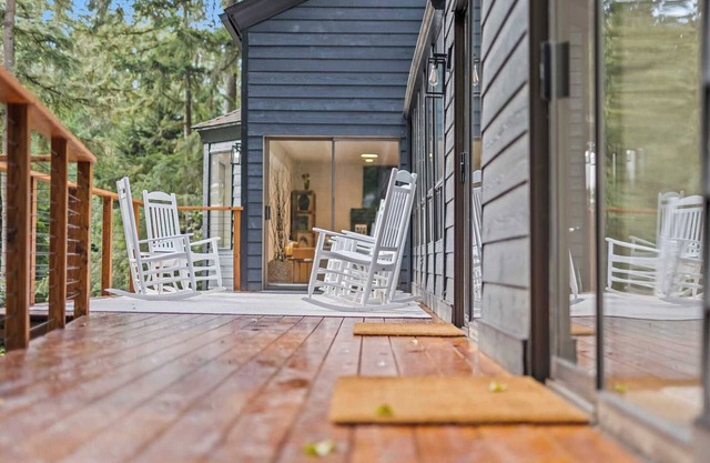 Modern Forest Retreat: Dog Friendly, Scenic Views