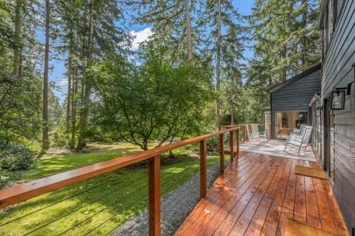 Modern Forest Retreat: Dog Friendly Scenic Views