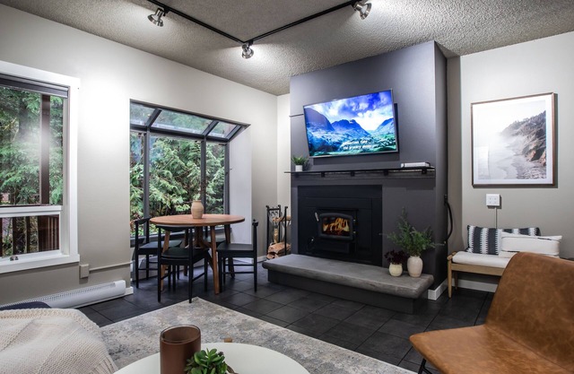 Modern & Fresh Mountain Condo - Clubhouse w/Indoor Pool, Spa, Sauna, Gym, Game Room & Sports Courts