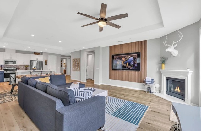 Modern-Fully Loaded-EV Charger-Big Yard-10 Min DT