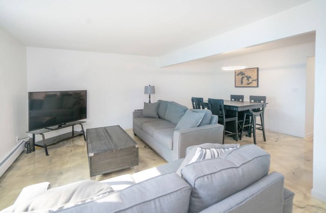 Modern Furnished Condo-St.Clair