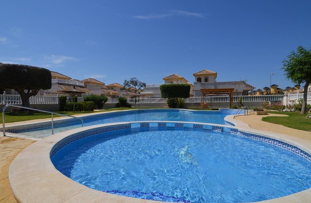 Modernes Ferienhaus in Valencia mit Schwimmbad