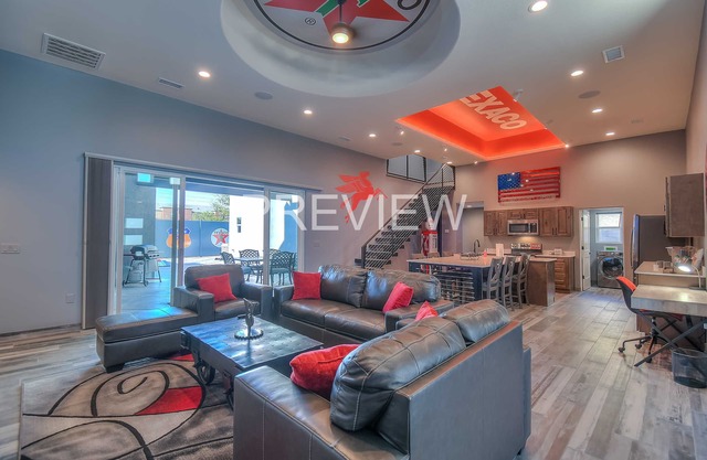 Modern Gasoline Alley w/Hot Tub & 3 King Beds