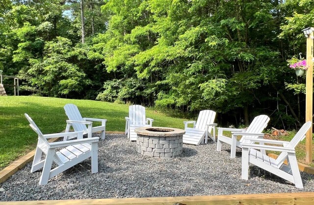 The Perfect getaway in the Catskills w/ hot tub, sauna and massage chairs!