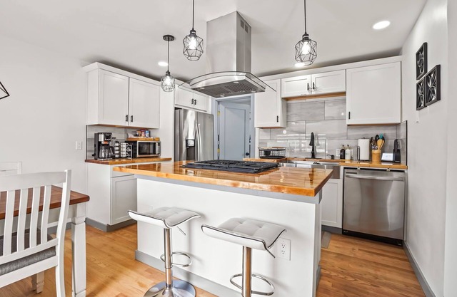 Modern Getaway Near NNU Hot Tub