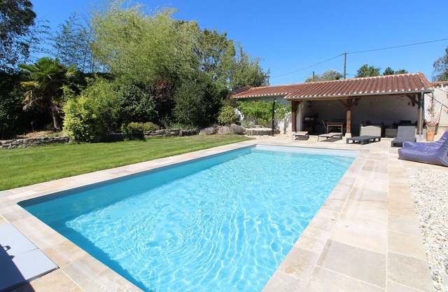 Modernes Landhaus mit Pool und Terrasse in Anjou