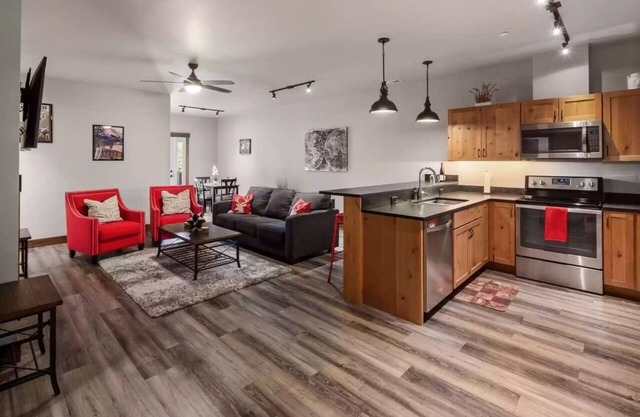 Modern Glacier Getaway - 2 bed/2 bath