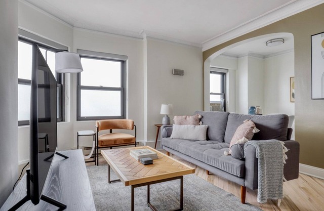 Modern Gold Coast 1BR w/ Doorman & Gym, 2 blocks to L, by Blueground