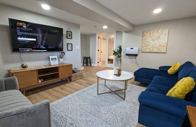 Modern Guest Suite Near Proctor w/ Hot Tub & 2 King Beds