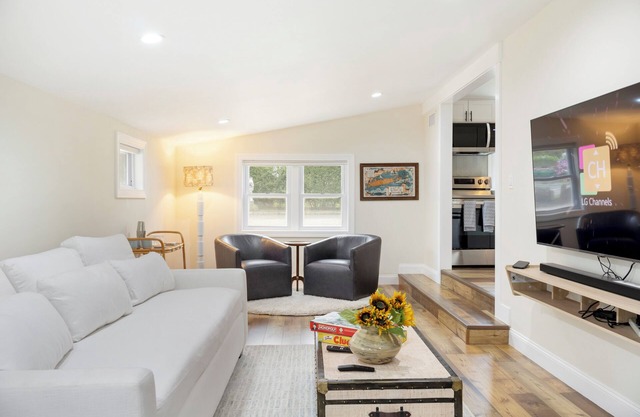 Modern Hamptons Getaway: 5 minutes to the Beach and Restaurants!